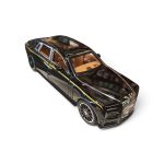 Jinlifang 1:24 Rolls-Royce Phantom Diecast Model Car (Black with Gold Coachline) - Image 3
