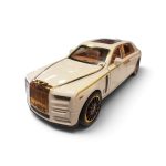 Jinlifang 1:24 Rolls-Royce Phantom Diecast Model Car (Black with Gold Coachline) - Image 4